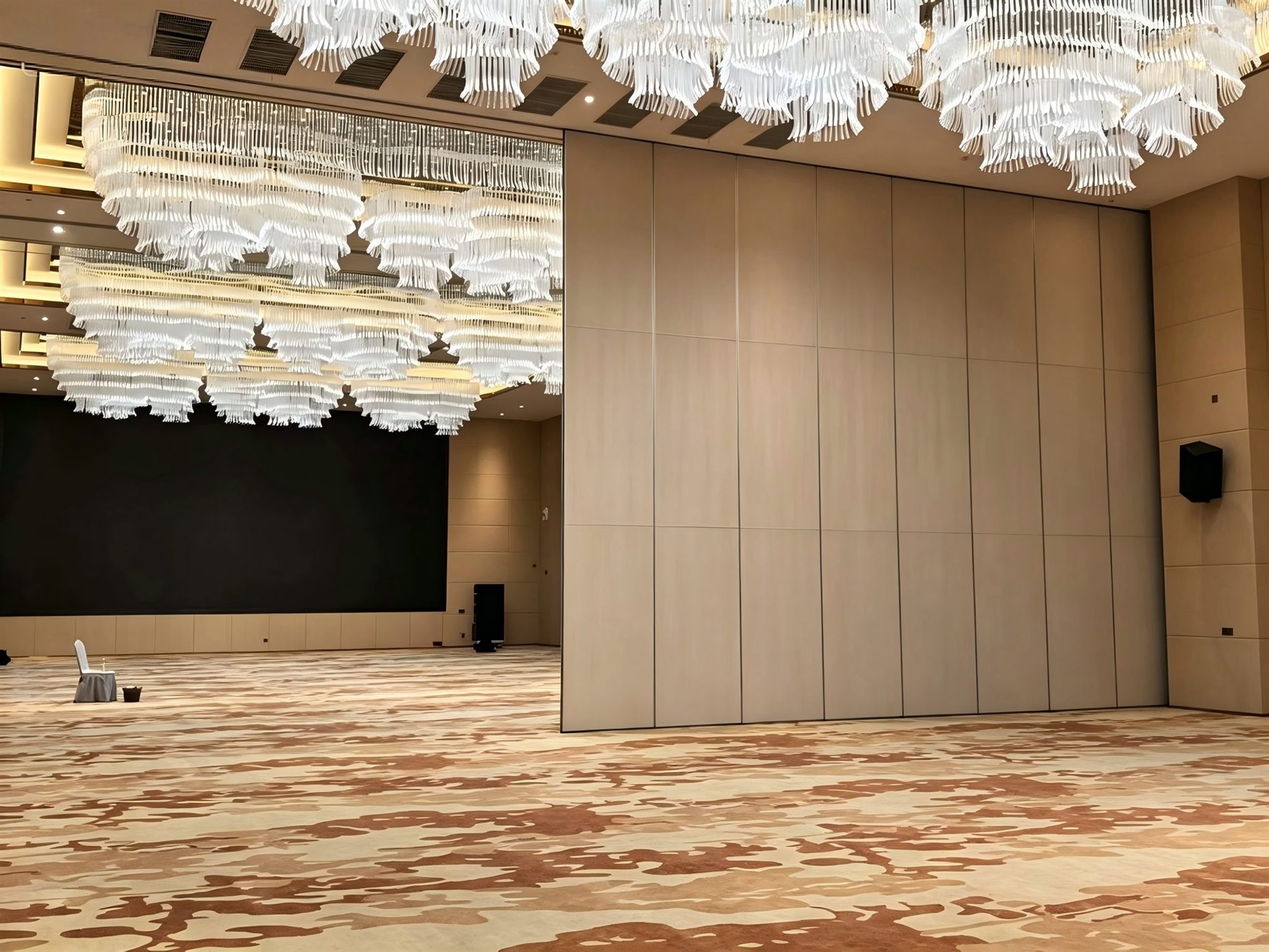 峨眉山己庄酒店宴会厅隔断案例-酒店活动隔断安装实景